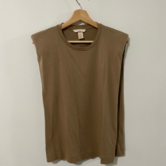H&M muscle tank with padded shoulders - Picture 1 of 3